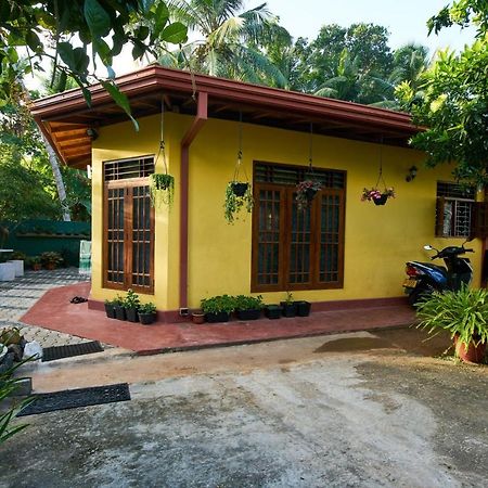Kavee Guest Hotel Bentota Bagian luar foto