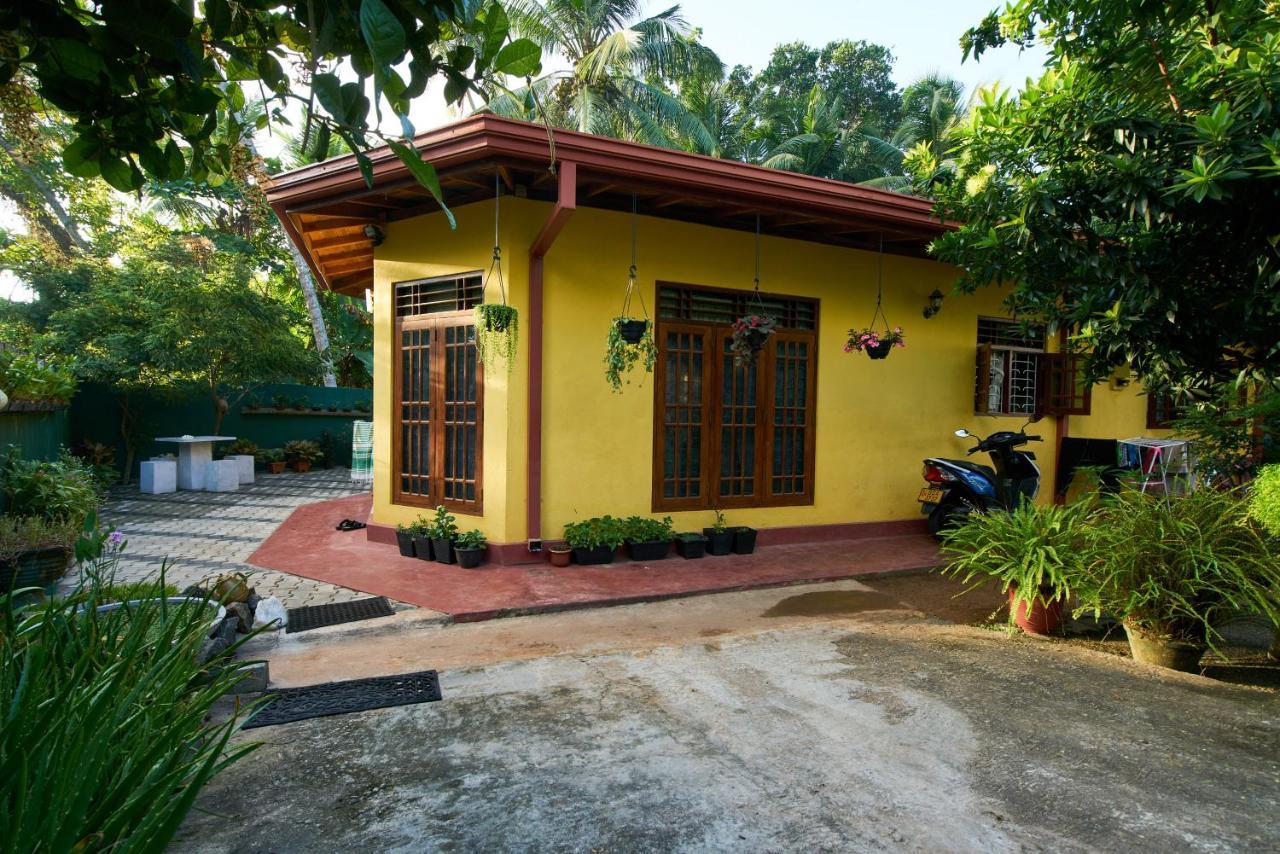 Kavee Guest Hotel Bentota Bagian luar foto
